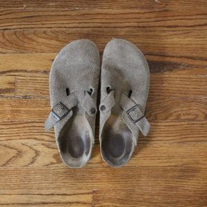 BIRKENSTOCK Boston Suede Taupe Clog